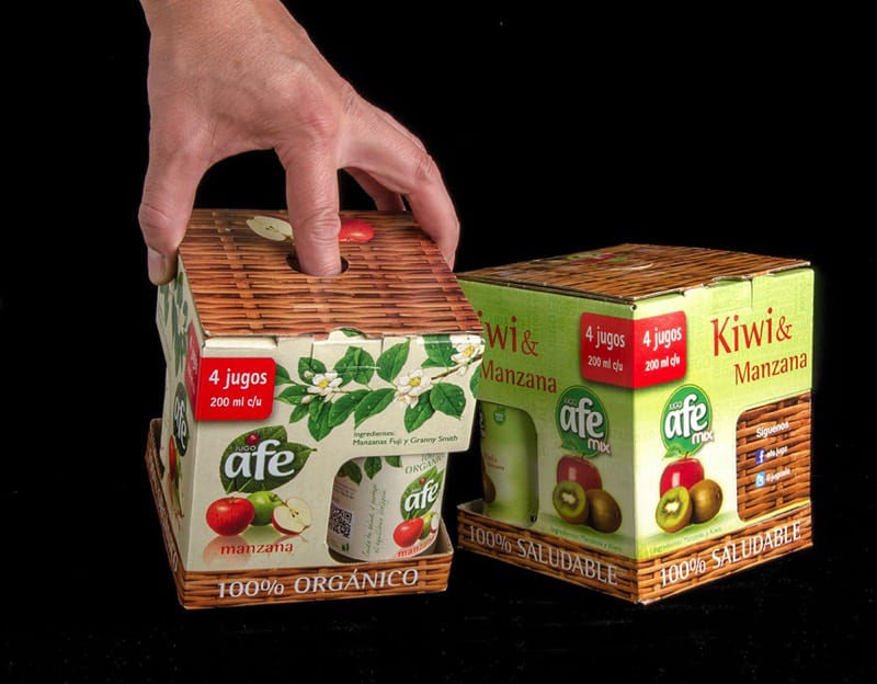 fourpack de jugos en sus manos